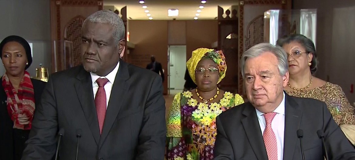 Secretário-geral da ONU, António Guterres (à direita) e Moussa Faki, presidente da Comissão da União Africana (à esquerda).
