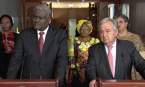 Secretário-geral da ONU, António Guterres (à direita) e Moussa Faki, presidente da Comissão da União Africana (à esquerda).