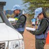 L'officier Heang Sokl avec son collègue le capitaine Mon Sinang, membres d'une unité de police militaire cambodgienne déployée au sein de la Mission des Nations Unies au Soudan du Sud (MINUSS), procèdent à un contrôle de vitesse.