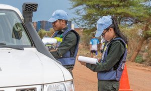 L'officier Heang Sokl avec son collègue le capitaine Mon Sinang, membres d'une unité de police militaire cambodgienne déployée au sein de la Mission des Nations Unies au Soudan du Sud (MINUSS), procèdent à un contrôle de vitesse.