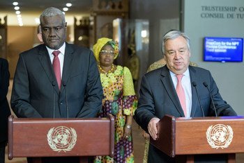 Le Secrétaire général des Nations Unies, António Guterres (à droite) et le Président de la Commission de l'Union africaine, Moussa Faki Mahamat, informent les journalistes après la réunion de la troisième conférence annuelle UA-ONU.