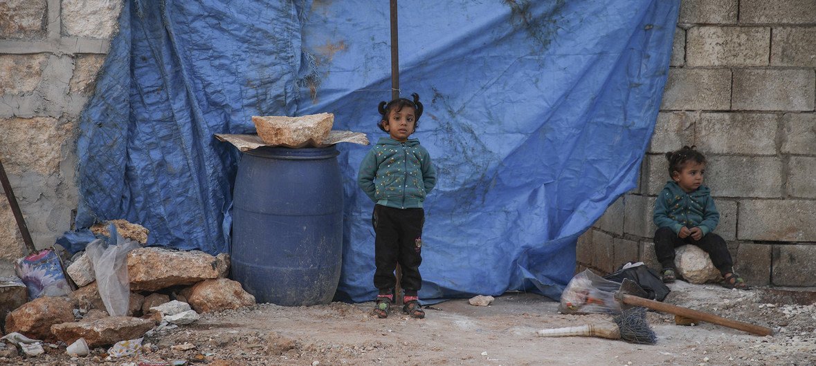 叙利亚阿勒颇西部难以抵达的偏远农村地区，儿童和家人居住在临时搭建的帐篷内。