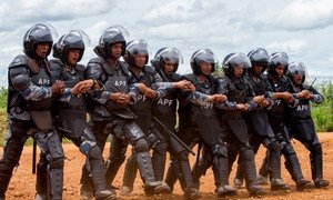Police officers at the UN Mission in South Sudan carry out a riot-control training exercise. (file 2015)