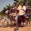 Un mototaxi au Bénin transporte toute une famille.