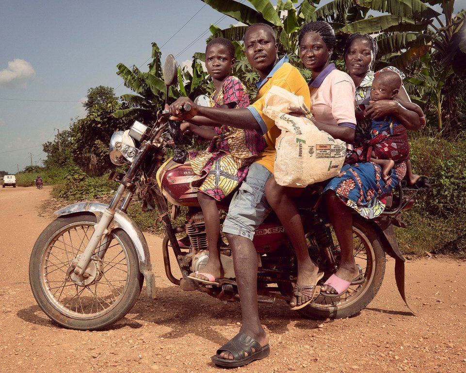 Kendaraan muatan berlebih, seperti ojek di Benin, merupakan penyebab utama kecelakaan lalu lintas di negara berkembang.  (mengajukan)