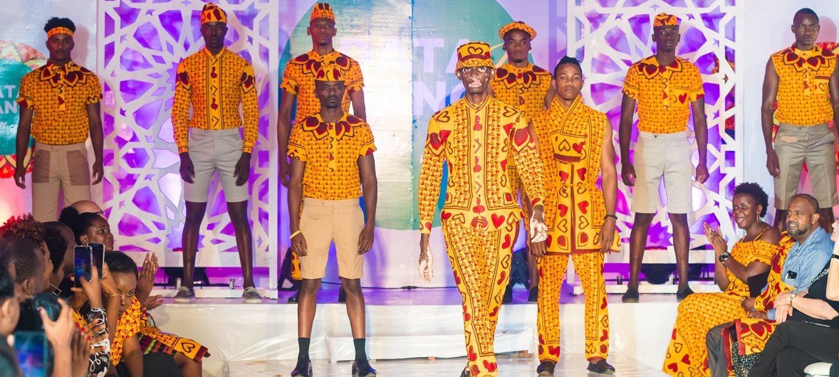 Na Tanzânia, modelos exibem o design vencedor do concurso sobre a Khanga sobre violência baseada no gênero.