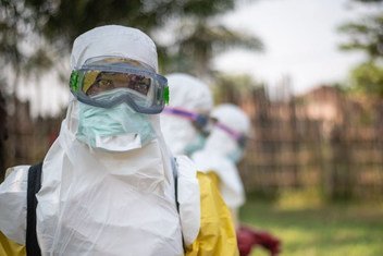 A Mbandaka, en République démocratique du Congo, des professionnels de santé traitent des patients atteints d'Ebola.