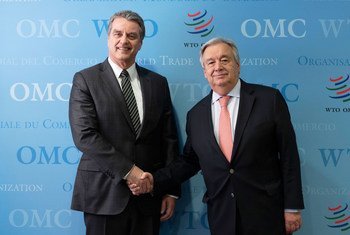 Le Secrétaire général de l'ONU, António Guterres (à gauche), et Roberto Acevedo, Directeur général de l'Organisation mondiale du commerce (OMC), à Genève.