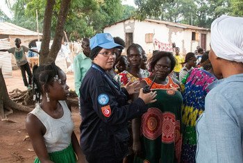 نادية خليفي، ظابطة حفظ سلام تونسية تعمل مع بعثة الأمم المتحدة في جمهورية أفريقيا الوسطى، تتحدث إلى نساء محليات أثناء دورية شرطية.