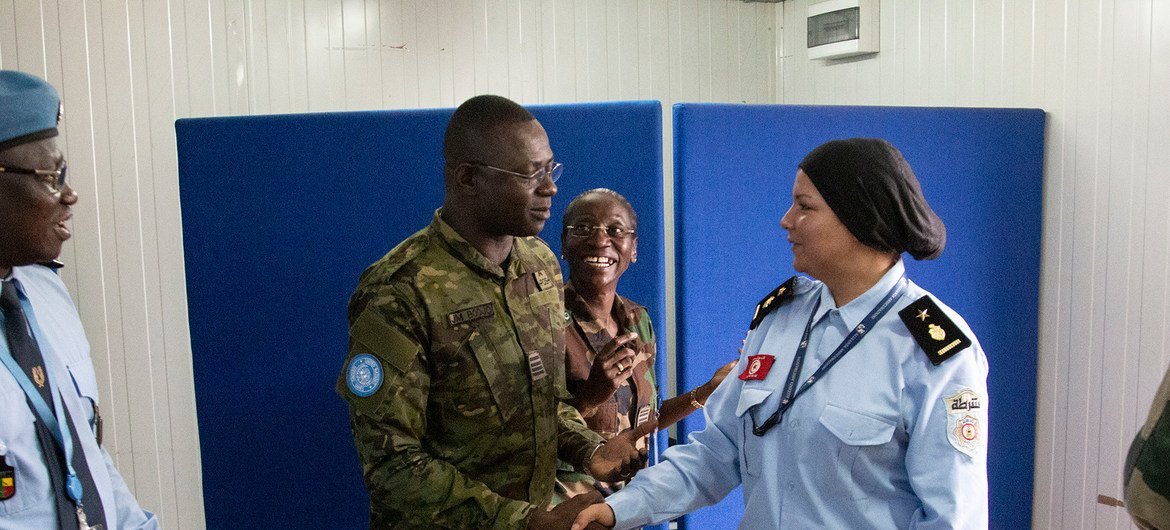 محافظة شرطة من الصنف الأول نادية خليفي، ضابطة حفظ السلام في بعثة الأمم المتحدة في جمهورية أفريقيا الوسطى،تتحدث إلى زملائها أثناء العمل.