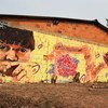 这幅壁画写着“与受害者和解”，象征着“哥伦比亚革命武装力量-人民军”前战斗人员在哥伦比亚卡奎塔重新融入社会。