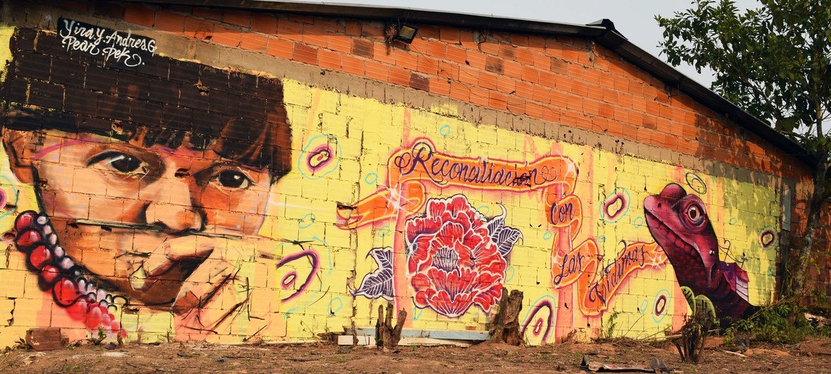这幅壁画写着“与受害者和解”，象征着“哥伦比亚革命武装力量-人民军”前战斗人员在哥伦比亚卡奎塔重新融入社会。