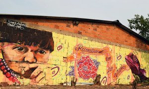 壁画上写着“与受害者和解”，象征着哥伦比亚革命武装力量前成员重新融入社会。