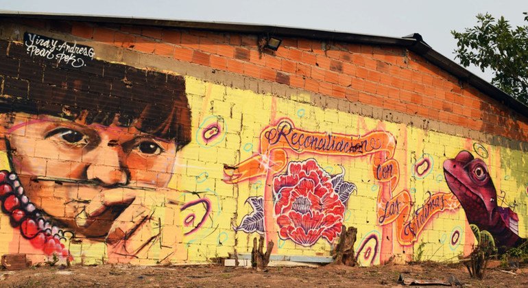 Mural abogando por los derechos indígenas en Colombia. Los defensores de los pueblos originarios sufren persecución en muchos países de América Latina.