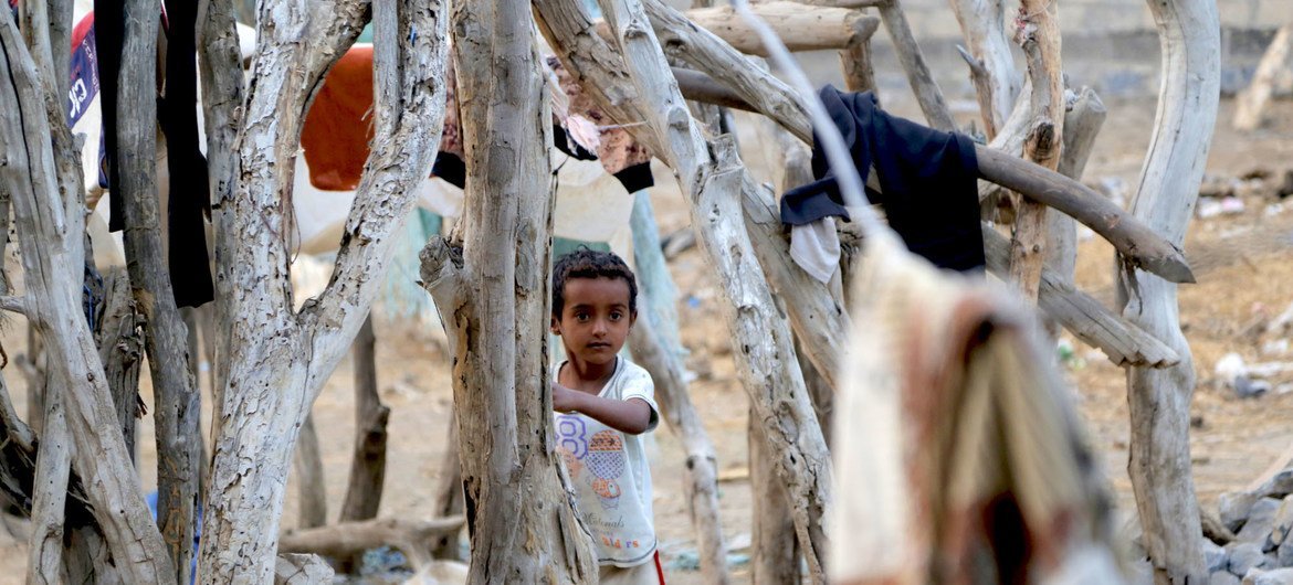 Una niña yemení vive con sus padres, tres hermanos y tres hermanas en Hodeida. Todos están expuestos a la malnutrición debido a la guerra y la falta de ingresos para comprar comida. 