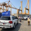 Personal de la ONU recibe carga de suministros humanitarios para Yemen en el puerto de Hudaydah.