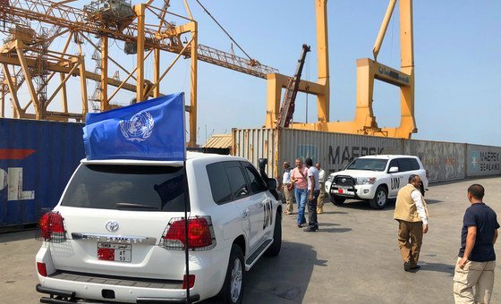 Carro da ONU no porto de Hodeida, perto de onde está o petroleiro FSO Safer
