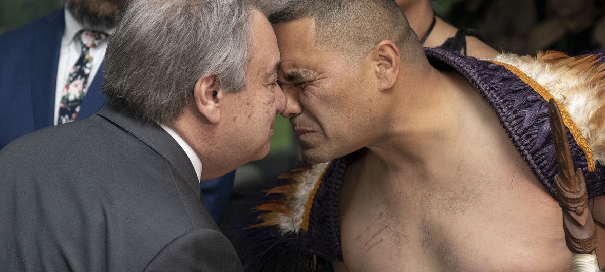 El Secretario General António Guterres recibe un saludo maori tradicional en Nueva Zelanda.