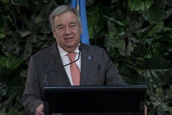 联合国秘书长古特雷斯今天在新西兰首都奥克兰与该国总理杰辛达·阿德恩（Jacinda Ardern）一同向新闻界发表致辞。