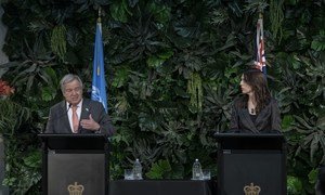 Le Secrétaire général de l'ONU, António Guterres, lors d'une conférence de presse avec la Première Ministre néo-zélandaise, Jacinda Ardern, à Auckland.