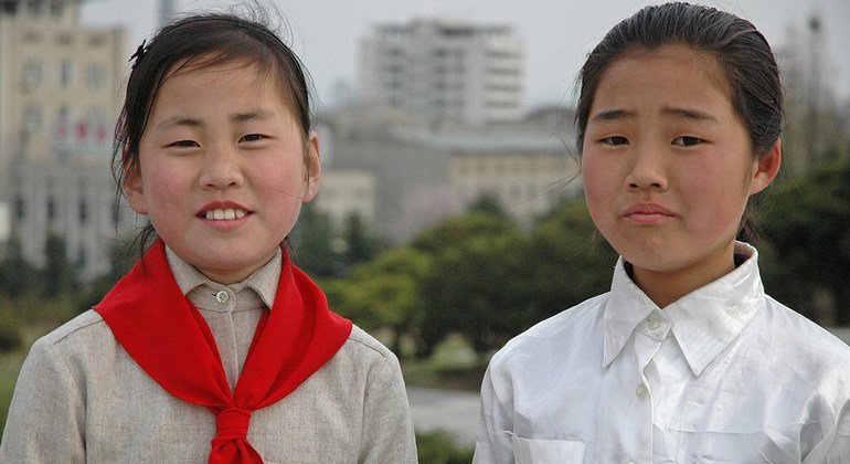 朝鲜首都平壤，两名女孩在万寿台金日成铜像附近留影。