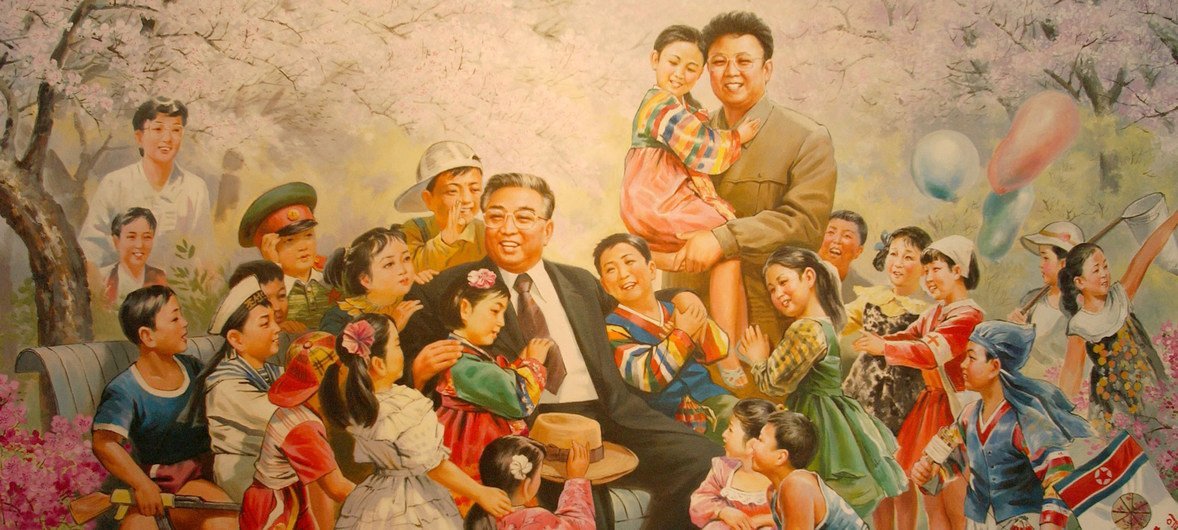 儿基会平壤办公室内的一幅壁画，描绘朝鲜已故国家领导人金日成和金正日与儿童在一起。