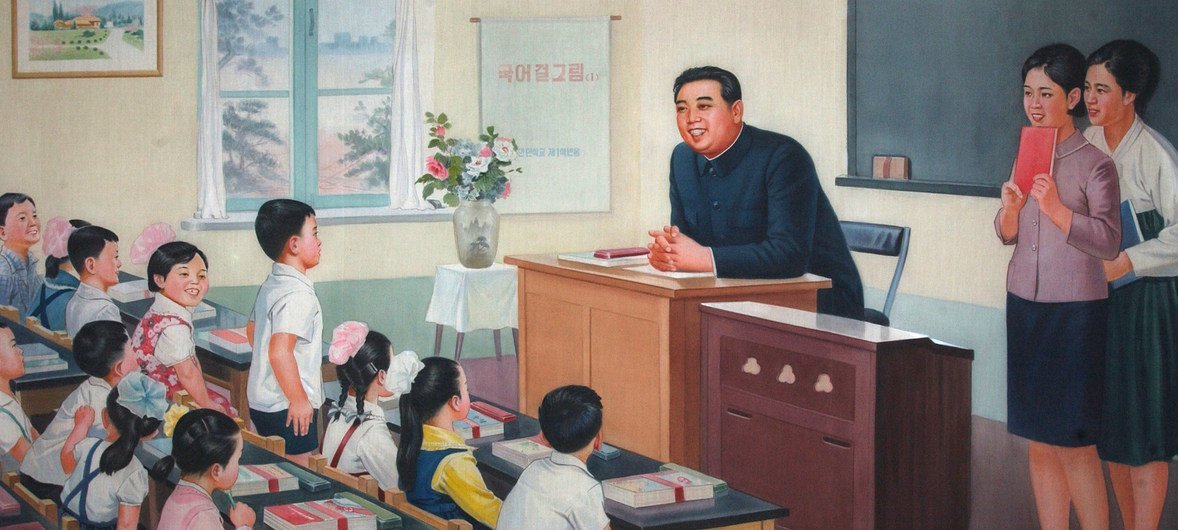 朝鲜首都平壤，一所由儿基会支持的小学教室内的壁画，描绘朝鲜已故国家领导人金日成与儿童在一起。