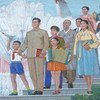 儿基会平壤办公室内的壁画，描绘朝鲜已故国家领导人金日成与男女老幼、各行各业的百姓在一起。