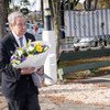 联合国秘书长安东尼奥·古特雷斯在克赖斯特彻奇献花圈，纪念2019年3月15日新西兰大规模枪击事件的受害者。(2019年5月13日