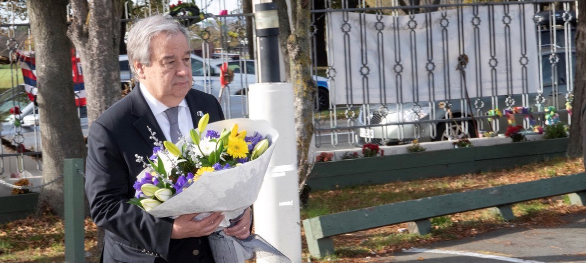 联合国秘书长安东尼奥·古特雷斯在克赖斯特彻奇献花圈，纪念2019年3月15日新西兰大规模枪击事件的受害者。(2019年5月13日