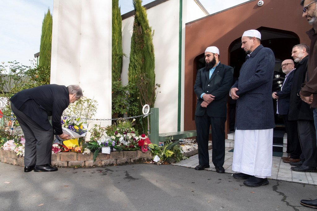 الأمين العام أنطونيو غوتيريش يضع إكليلا من الزهور أمام نصب تذكاري في كرايست تشيريش، نيوزيلندا، لتكريم ذكرى ضحايا الهجوم الإرهابي على مسجدين في المدينة في مارس 2019.