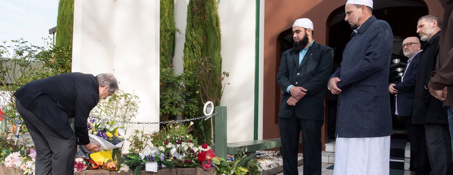 El Secretario General, António Guterres, deposita una corona de flores en una de las mezquitas de Christchurch, en Nueva Zelanda, donde decenas feligreses murieron en un ataque terrorista.