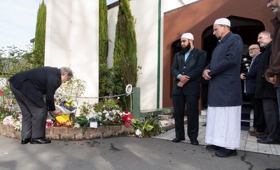 António Guterres deposita uma coroa de flores numa das duas mesquitas de Christchurch, na Nova Zelândia, onde os fiéis foram mortos em março de 2019.