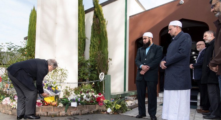 A Christchurch, en Nouvelle-Zélande, le Secrétaire général de l'ONU, António Guterres, dépose une couronne de fleurs dans l'une des deux mosquées où des fidèles ont été abattus en mars 2019.