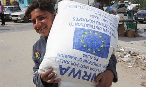 (من الأرشيف) أكثر من نصف سكان غزة يعتمدون على المساعدات الغذائية من المجتمع الدولي.