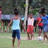 Leidy, con camiseta rosa, y Yoneisy, con la azul, juegan al fútbol en la localidad colombiana de Mandé. Su sueño es lograr botas y uniformes para sus equipos.