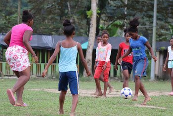 Leidy, con camiseta rosa, y Yoneisy, con la azul, juegan al fútbol en la localidad colombiana de Mandé. Su sueño es lograr botas y uniformes para sus equipos.
