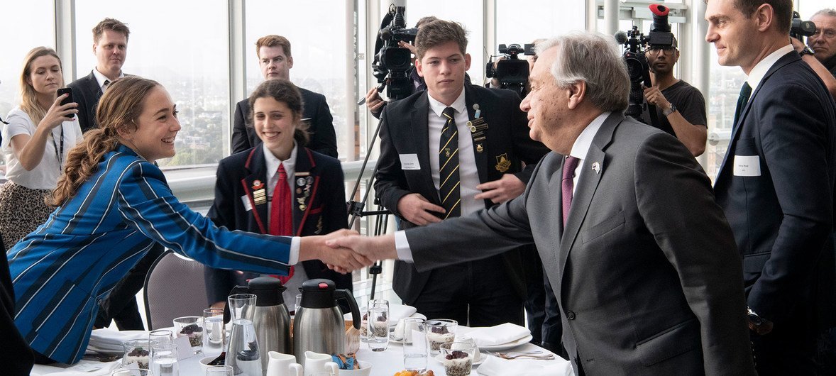 न्यूज़ीलैंड यात्रा के दौरान युवाओं से मुलाक़ात करते यूएन महासचिव.