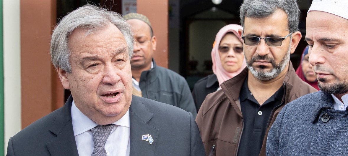 Secretário-geral da ONU visita a comunidade muçulmana em Christchurch, na Nova Zelândia.