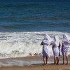 श्रीलंका में किसी स्थान पर कुछ लड़कियाँ, अपनी दैनिक स्कूली पढ़ाई ख़त्म होने के बाद, समुद्र किनारे का आनन्द उठाते हुए.