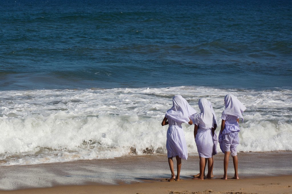 三名斯里兰卡穆斯林女童在海边玩耍。（资料图片）