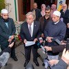 أمين عام الأمم المتحدة يتحدث للصحفيين بعد زيارة مسجد النور في كرايست تشيرتش، نيوزيلندا، للإعراب عن تضامنه خلال شهر رمضان. تعرض المسجد لهجوم إرهابي، استهدف أيضا مسجد لينوود في نفس المدينة في 15 مارس/آذار 2019.