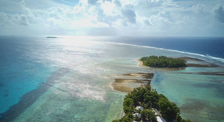 دولة توفالو الجزرية في المحيط الهادئ تتعرض لخطر ارتفاع منسوب البحار الناجم عن تغير المناخ.