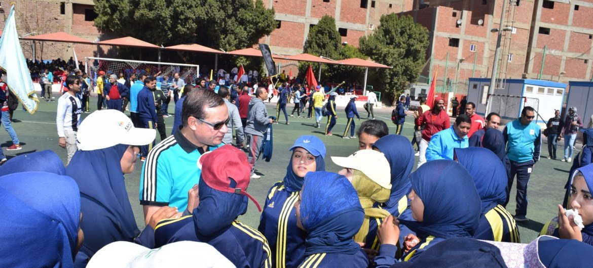 طالبات مشاركات في مبادرة منظمة الصحة العالمية "الرياضة من أجل الصحة"، التي أطلقتها بجامعات مصر.
