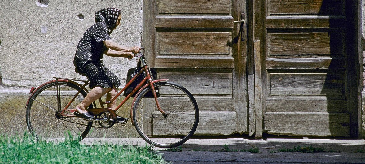क्रोएशिया में साइकिल चलाती एक वृद्ध महिला. डिमेंशिया से बचाव के लिये नियमित व्यायाम पर ज़ोर दिया गया है. 