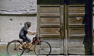 Una mujer mayor pasea en bicicleta. Las nuevas directrices de la Organización Mundial de la Salud destacan el valor del ejercicio regular para prevenir la demencia.