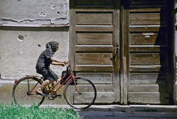 क्रोएशिया में साइकिल चलाती एक वृद्ध महिला. डिमेंशिया से बचाव के लिये नियमित व्यायाम पर ज़ोर दिया गया है. 