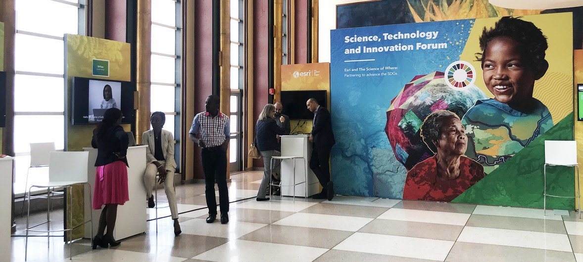 “创新赢家”比赛的获奖者在联合国经济及社会理事会第四届科学、技术和创新论坛期间与人们交流。