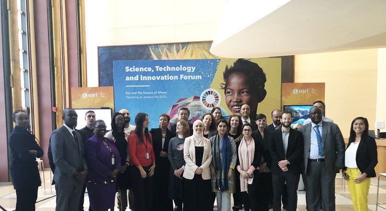 “创新赢家”比赛的获奖者在联合国经济及社会理事会第四届科学、技术和创新论坛期间合影。