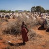 Idosa pede comida em assentamento para pessoas deslocadas em Dinsor, na Somália
